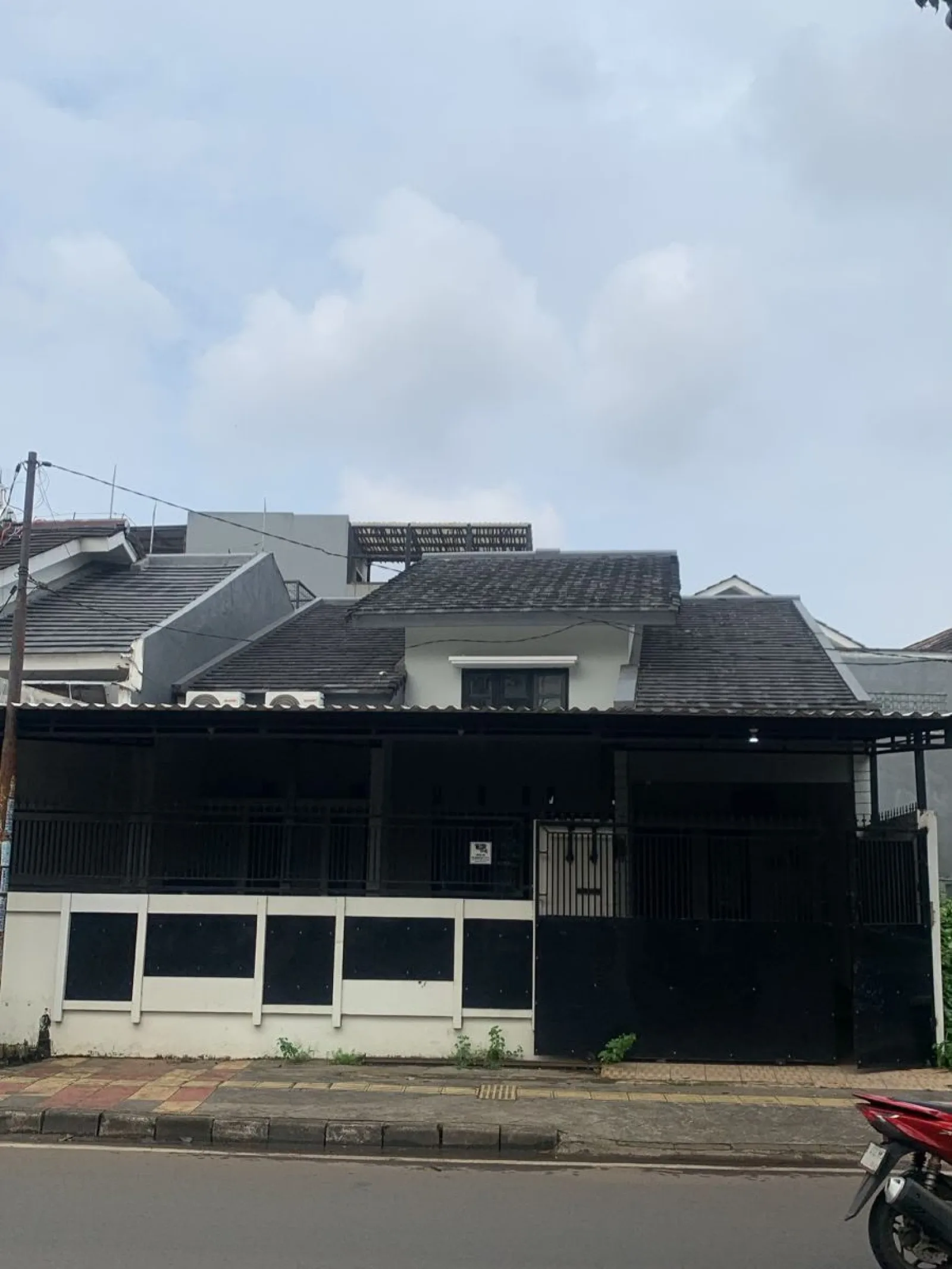 Rumah Disewakan di Serpong, Fully Furnished dengan Fasilitas Lengkap SHM